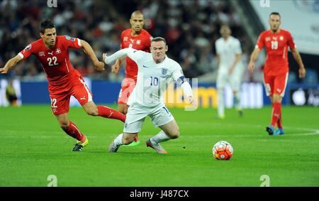 WAYNE ROONEY VON ENGLAND WIRD HERAUSGEFORDERT VON FABIAN SCHAR DER SCHWEIZ, ENGLAND V SCHWEIZ, ENGLAND V SWITZERLAND Stockfoto