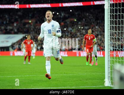 WAYNE ROONEY VON ENGLAND WIRD HERAUSGEFORDERT VON FABIAN SCHAR DER SCHWEIZ, ENGLAND V SCHWEIZ, ENGLAND V SWITZERLAND Stockfoto