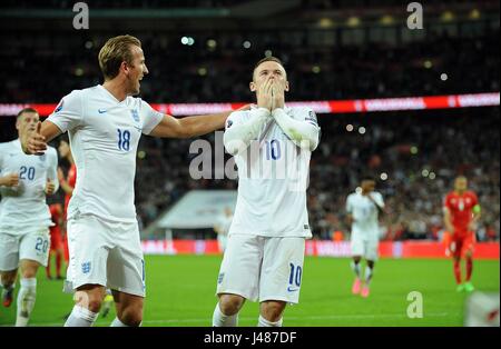 WAYNE ROONEY VON ENGLAND WIRD HERAUSGEFORDERT VON FABIAN SCHAR DER SCHWEIZ, ENGLAND V SCHWEIZ, ENGLAND V SWITZERLAND Stockfoto