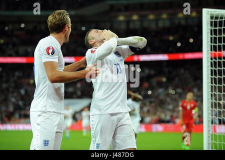 WAYNE ROONEY VON ENGLAND WIRD HERAUSGEFORDERT VON FABIAN SCHAR DER SCHWEIZ, ENGLAND V SCHWEIZ, ENGLAND V SWITZERLAND Stockfoto