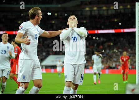 WAYNE ROONEY VON ENGLAND WIRD HERAUSGEFORDERT VON FABIAN SCHAR DER SCHWEIZ, ENGLAND V SCHWEIZ, ENGLAND V SWITZERLAND Stockfoto