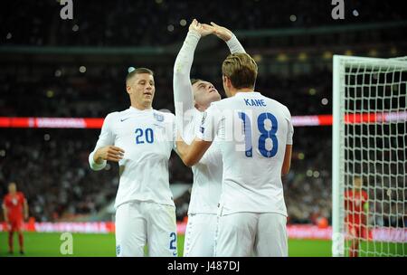 WAYNE ROONEY VON ENGLAND WIRD HERAUSGEFORDERT VON FABIAN SCHAR DER SCHWEIZ, ENGLAND V SCHWEIZ, ENGLAND V SWITZERLAND Stockfoto