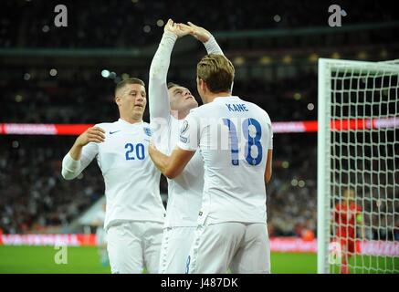 WAYNE ROONEY VON ENGLAND WIRD HERAUSGEFORDERT VON FABIAN SCHAR DER SCHWEIZ, ENGLAND V SCHWEIZ, ENGLAND V SWITZERLAND Stockfoto