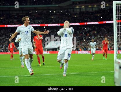 WAYNE ROONEY VON ENGLAND WIRD HERAUSGEFORDERT VON FABIAN SCHAR DER SCHWEIZ, ENGLAND V SCHWEIZ, ENGLAND V SWITZERLAND Stockfoto