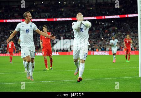 WAYNE ROONEY VON ENGLAND WIRD HERAUSGEFORDERT VON FABIAN SCHAR DER SCHWEIZ, ENGLAND V SCHWEIZ, ENGLAND V SWITZERLAND Stockfoto