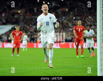 WAYNE ROONEY VON ENGLAND WIRD HERAUSGEFORDERT VON FABIAN SCHAR DER SCHWEIZ, ENGLAND V SCHWEIZ, ENGLAND V SWITZERLAND Stockfoto