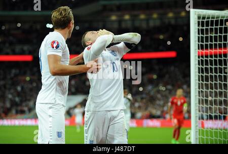 WAYNE ROONEY VON ENGLAND WIRD HERAUSGEFORDERT VON FABIAN SCHAR DER SCHWEIZ, ENGLAND V SCHWEIZ, ENGLAND V SWITZERLAND Stockfoto