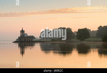 Normanton Kirche in Rutland Water auf einen ruhigen Sommer Dawn. Stockfoto