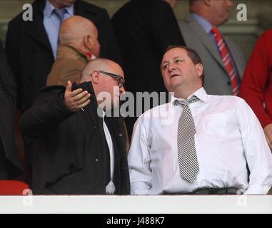 MIKE ASHLEY NEWCASTLE UNITED Besitzer NEWCASTLE UNITED FC Stadion von leichten SUNDERLAND ENGLAND 25. Oktober 2015 Stockfoto