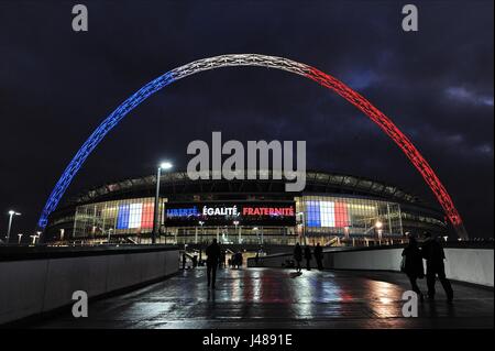 DIE berühmten WEMBLEY Bogen ILLUMI die Nachricht auf der L/E/D BOARD WEMBLEY Stadion LONDON ENGLAND 17. November 2015 Stockfoto