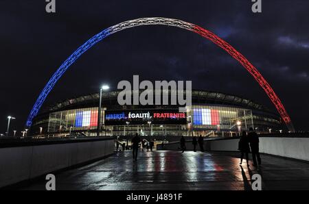 DIE berühmten WEMBLEY Bogen ILLUMI die Nachricht auf der L/E/D BOARD WEMBLEY Stadion LONDON ENGLAND 17. November 2015 Stockfoto