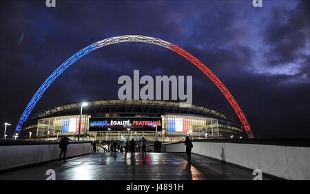 DIE berühmten WEMBLEY Bogen ILLUMI die Nachricht auf der L/E/D BOARD WEMBLEY Stadion LONDON ENGLAND 17. November 2015 Stockfoto