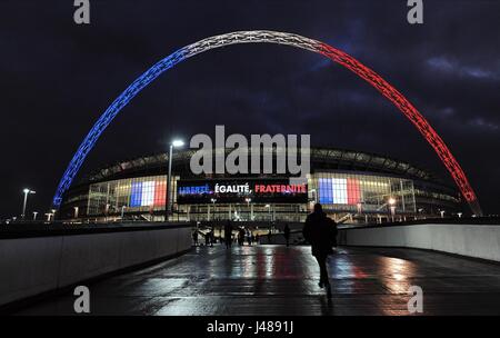 DIE berühmten WEMBLEY Bogen ILLUMI die Nachricht auf der L/E/D BOARD WEMBLEY Stadion LONDON ENGLAND 17. November 2015 Stockfoto