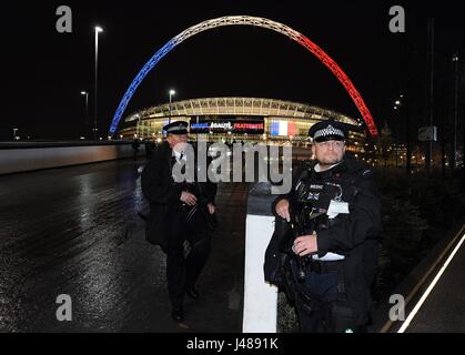 DIE berühmten WEMBLEY Bogen ILLUMI die Nachricht auf der L/E/D BOARD WEMBLEY Stadion LONDON ENGLAND 17. November 2015 Stockfoto