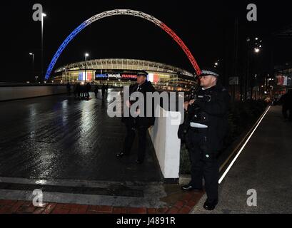 DIE berühmten WEMBLEY Bogen ILLUMI die Nachricht auf der L/E/D BOARD WEMBLEY Stadion LONDON ENGLAND 17. November 2015 Stockfoto