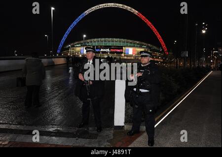 DIE berühmten WEMBLEY Bogen ILLUMI die Nachricht auf der L/E/D BOARD WEMBLEY Stadion LONDON ENGLAND 17. November 2015 Stockfoto