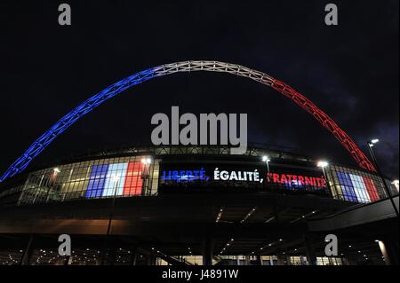 DIE berühmten WEMBLEY Bogen ILLUMI die Nachricht auf der L/E/D BOARD WEMBLEY Stadion LONDON ENGLAND 17. November 2015 Stockfoto