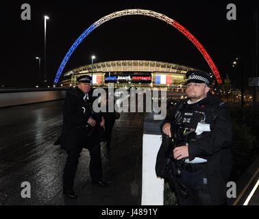 DIE berühmten WEMBLEY Bogen ILLUMI die Nachricht auf der L/E/D BOARD WEMBLEY Stadion LONDON ENGLAND 17. November 2015 Stockfoto