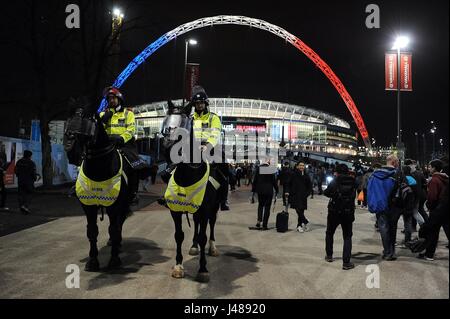 DIE berühmten WEMBLEY Bogen ILLUMI die Nachricht auf der L/E/D BOARD WEMBLEY Stadion LONDON ENGLAND 17. November 2015 Stockfoto