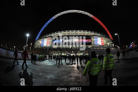 DIE berühmten WEMBLEY Bogen ILLUMI die Nachricht auf der L/E/D BOARD WEMBLEY Stadion LONDON ENGLAND 17. November 2015 Stockfoto