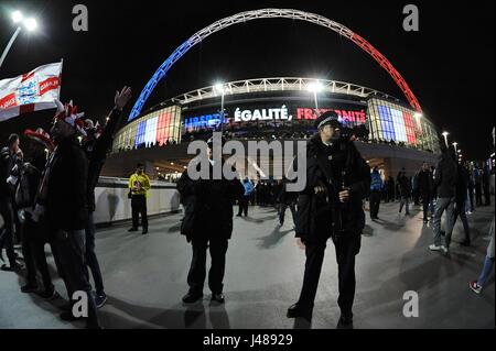 DIE berühmten WEMBLEY Bogen ILLUMI die Nachricht auf der L/E/D BOARD WEMBLEY Stadion LONDON ENGLAND 17. November 2015 Stockfoto