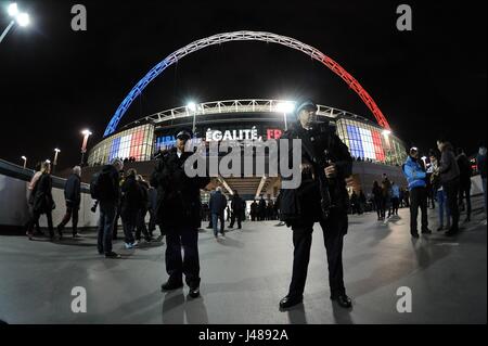 DIE berühmten WEMBLEY Bogen ILLUMI die Nachricht auf der L/E/D BOARD WEMBLEY Stadion LONDON ENGLAND 17. November 2015 Stockfoto