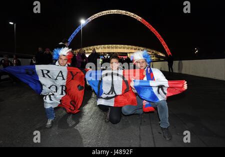 Französisch-FANS mit Frieden Nachricht ENGLAND V Frankreich WEMBLEY Stadion LONDON ENGLAND 17. November 2015 Stockfoto