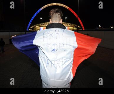 Ein französischer FAN mit einer Nachricht auf ENGLAND V Frankreich WEMBLEY Stadion LONDON ENGLAND 17. November 2015 Stockfoto