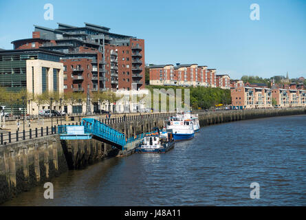 Flusskreuzfahrten Boote und ein Hafen von Tyne Work Boat in Newcasle upon Tyne Quayside Tyne und Wear England Vereinigtes Königreich Großbritannien Stockfoto