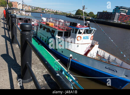 Das Touristenboot Fortuna, das für Flussfahrten mit Flussfahrten auf den Flüssen genutzt wird, liegt in Newcastle upon Tyne Quayside Tyne und trägt England Vereinigtes Königreich Großbritannien Stockfoto