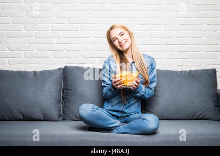 Frau Vor Dem Fernseher Weinen Stockfotografie Alamy