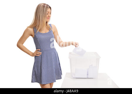 Weibliche Wähler Stimmabgabe in eine Wahlurne isoliert auf weißem Hintergrund Stockfoto