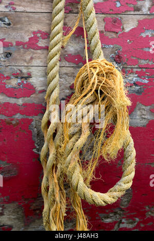 Schwere alte Seil in Segeln und Bootfahren am Bootsrumpf verwendet Stockfoto