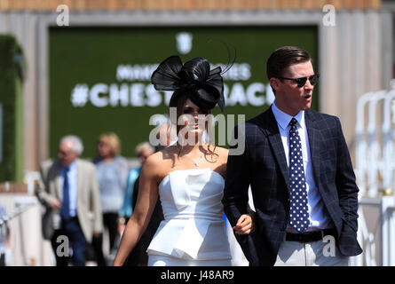 Racegoers kommen bei Tag eins des Festivals Chester kann. Stockfoto