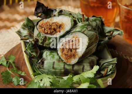 Lalampa, gegrillte Reiskuchen mit geräucherter Makrele von Manado Stockfoto