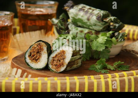 Lalampa, gegrillte Reiskuchen mit geräucherter Makrele von Manado Stockfoto