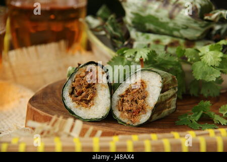 Lalampa, gegrillte Reiskuchen mit geräucherter Makrele von Manado Stockfoto