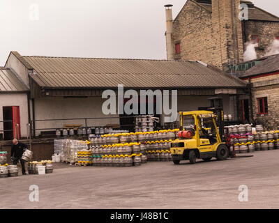 Bierfässer im Hof des Theakston Brauerei Masham North Yorkshire niedriger Wensleydale England UK Stockfoto