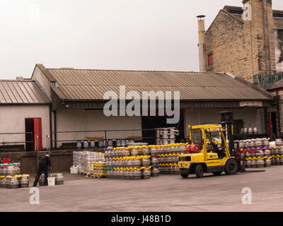 Bierfässer im Hof des Theakston Brauerei Masham North Yorkshire niedriger Wensleydale England UK Stockfoto