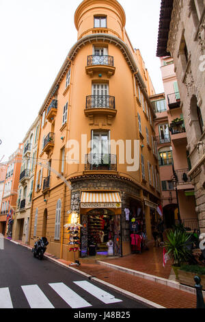 Street Scene auf dem Felsen, in der Nähe von Place du Palais, Monte Carlo, Monaco. Stockfoto