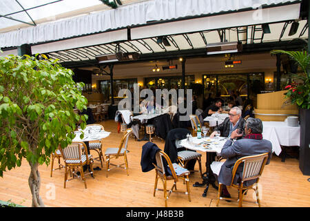 Speisen auf der Terrasse des Café de Paris, direkt neben dem Casino Monte Carlo, Monte Carlo, Monaco. Stockfoto