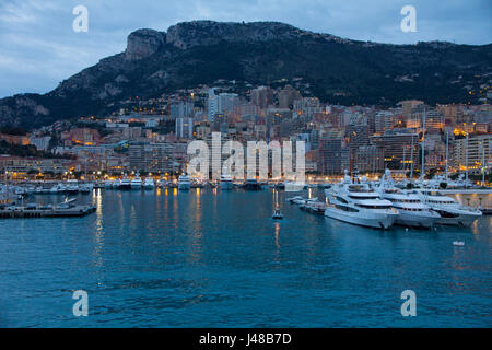 Dämmerung über den Hafen von Monte Carlo, Monaco steigt. Stockfoto