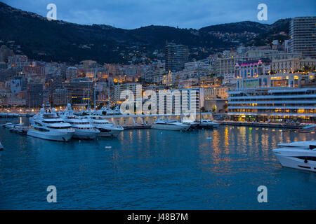 Dämmerung über den Hafen von Monte Carlo, Monaco steigt. Stockfoto