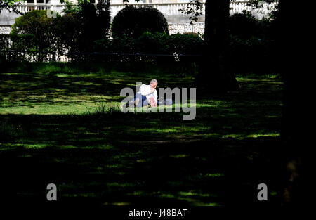 Menschen genießen das Frühlingswetter im Green Park, Zentrum von London. Stockfoto