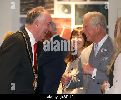 Stadtrat Trevor Wilson (links) spricht mit dem Prinzen von Wales bei einer Führung durch das neue Zentrum in Bellaghy, Dichter Seamus Heaney bei ihrem Besuch in Nordirland gewidmet. Stockfoto