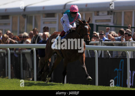 Aktivieren von geritten jockey Frankie Dettori auf dem Weg zum Arkle Finance Cheshire Oaks während Tag eins von Chester May Festival zu gewinnen. Stockfoto