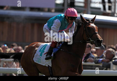 Aktivieren von geritten jockey Frankie Dettori auf dem Weg zum Arkle Finance Cheshire Oaks während Tag eins von Chester May Festival zu gewinnen. Stockfoto