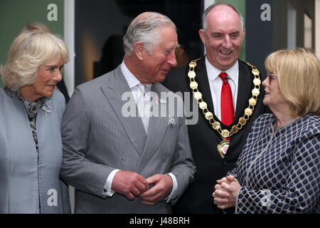 Der Prinz von Wales und die Herzogin von Cornwall mit Seamus Heaneys Frau Marie bei einem Rundgang durch das neue Zentrum in Bellaghy, widmet sich der Dichter bei ihrem Besuch in Nordirland zu sprechen. Stockfoto