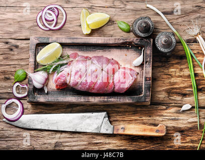 Rohes RINDFLEISCHFLEISCH auf Schneidebrett mit Gewürzen Stockfoto