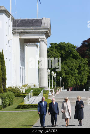 Der Prinz von Wales und die Herzogin von Cornwall mit irischen Präsidenten Michael D Higgins und Frau Sabina Coyne bei Aras ein Uachtarain in Dublin, bei ihrem Besuch in der Republik Irland. Stockfoto